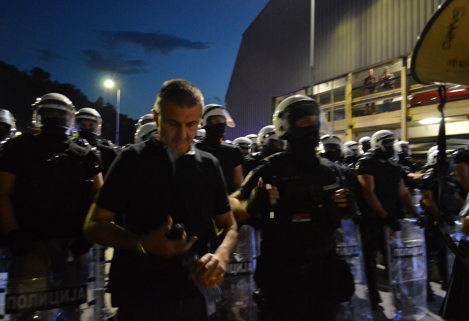 Milovan Knezevic sa kordonom policije u Uzicu Foto Nenad Kovacevic