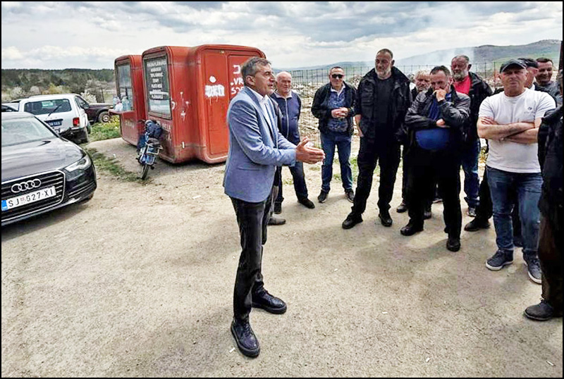 Meštani nastavili blokadu deponije kod Sjenice, nemaju poverenja u institucije 3 Radisa Knezevic sa mestanima Foto Opstina Sjenica