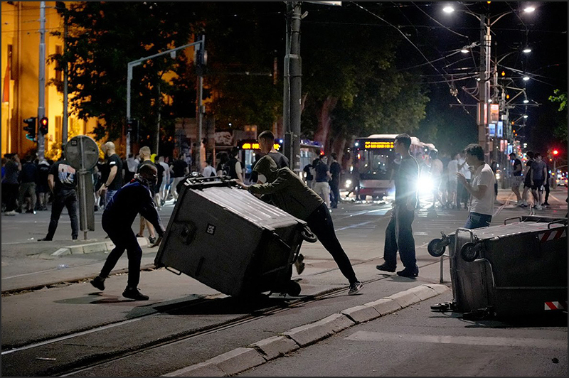 Na Slaviji održan jedan od najvećih skupova studenata ikad 16 Ulicni neredi Foto ATAImages