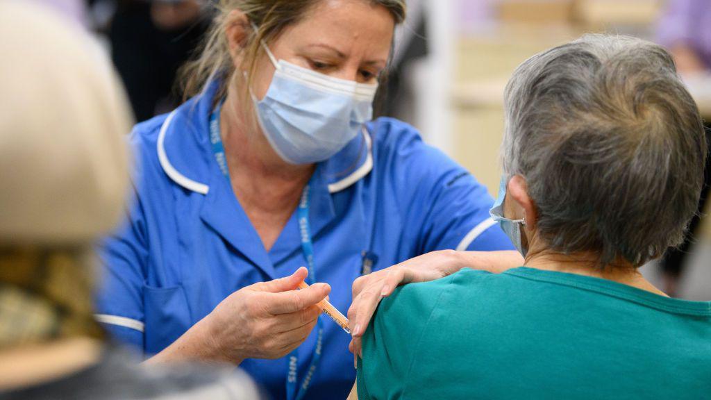 Prva vakcina koju je napravila veštačka inteligencija testirana na ljudima 1 medicinska sestra u plavoj uniformi daje vakcinu starijoj ženi