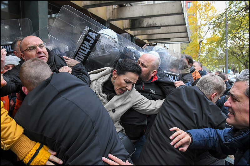 Otvara se izložba Press Photo Srbija 2025: Najbolje medijske fotografije konačno pred publikom 9 Nagrada u kategoriji Blic reportaza Nenad Mihajlovic Blokada suda u Novom Sadu