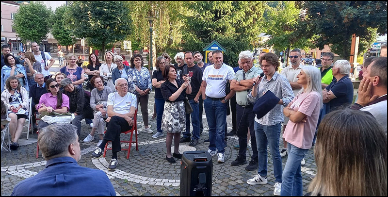 Tribina Stranke slobode i pravde i kontra okupljanje naprednjaka u Užicu 3 Tribina Foto SSP Uzice 3