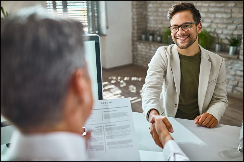 Posao u Čačku i okolini 2026: Najtraženija zanimanja i prilike za zaposlenje 1 happy male candidate greeting member human resource team job interview office
