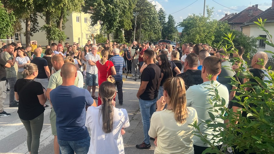 Protest u Mrčajevcima zbog incidenta u školi (FOTO, VIDEO) 2 mrcajevci1
