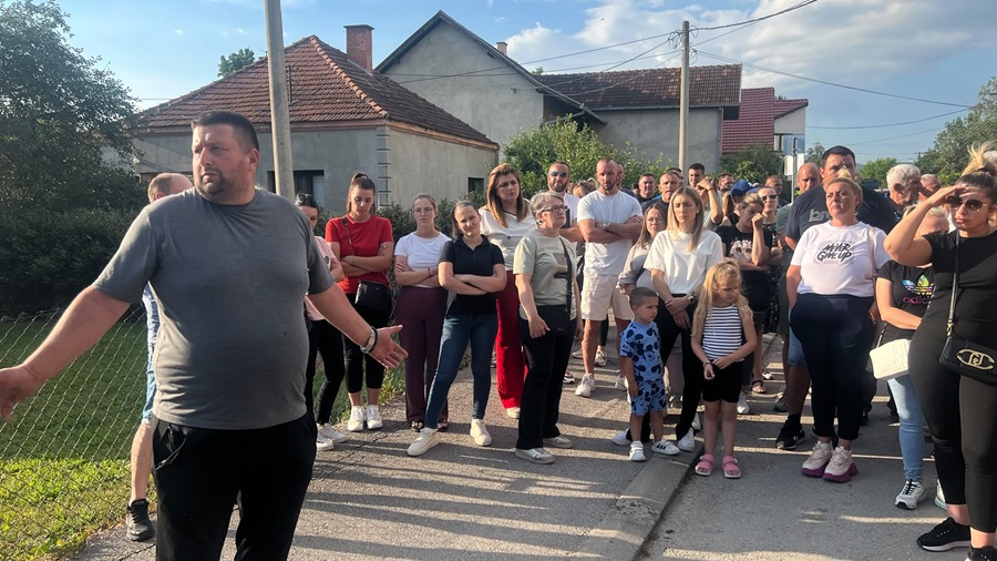 Protest u Mrčajevcima zbog incidenta u školi (FOTO, VIDEO) 4 mrcajevci2