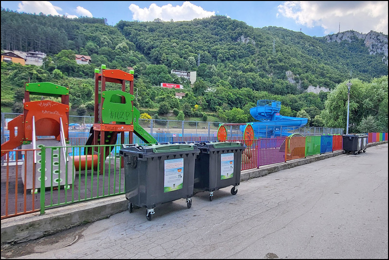 Naprednjačka letnja ponuda Užičanima: Fekalna Plaža i vera u naprednjačka obećanja 2 Kontejneri pored decjeg igralista na Plazi Foto Nenad Kovacevic