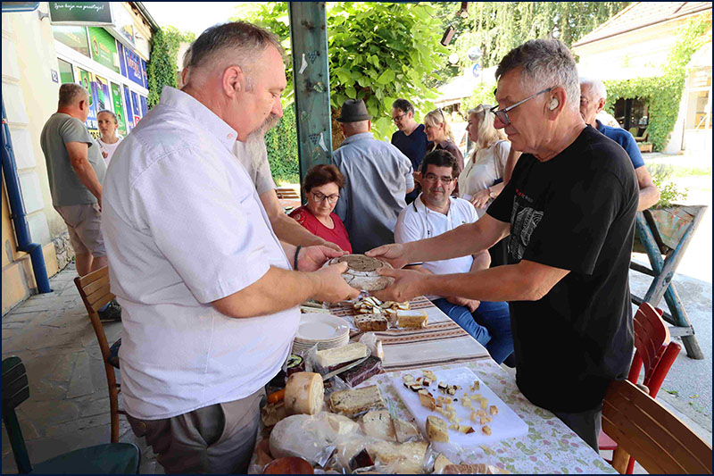 Osnovano Udruženje seoskih sirara Srbije 5 Lomnjenje hleba tain izmedju Predsednika Skupstine Jovice Radovanovica i Predsednika Izvrsnog odbora Jovana Bugarcica