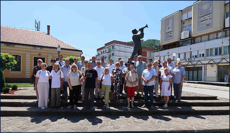 Osnovano Udruženje seoskih sirara Srbije 6 Osnivaci Udruzenja seoskih sirara Srbije ispred Spomenika trubacu u Guci