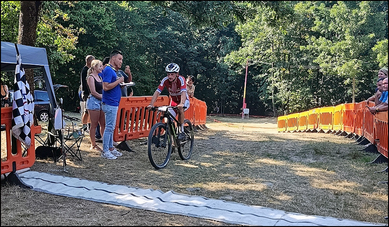 12 medalja za bicikliste Borca 6 Prvenstvo Srbije MTB 2026 Jovan Divnic ulazi u cilj