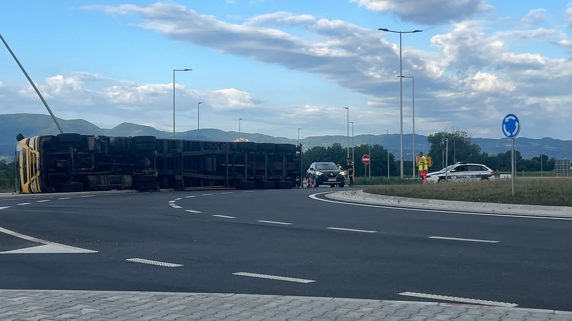 Sleper se rano jutros prevrnuo na kruznom toku u Baluzi na ulazu na auto put. Vozac je zadobio
