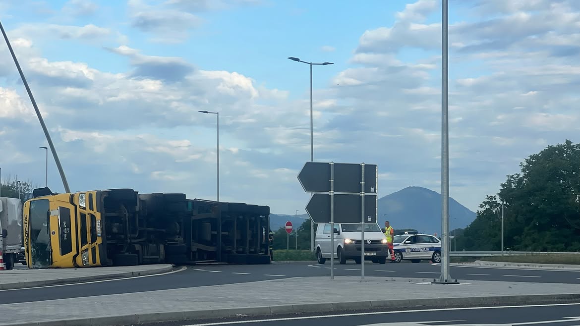 Sleper se rano jutros prevrnuo na kruznom toku u Baluzi na ulazu na auto put. Vozac je zadobio 3
