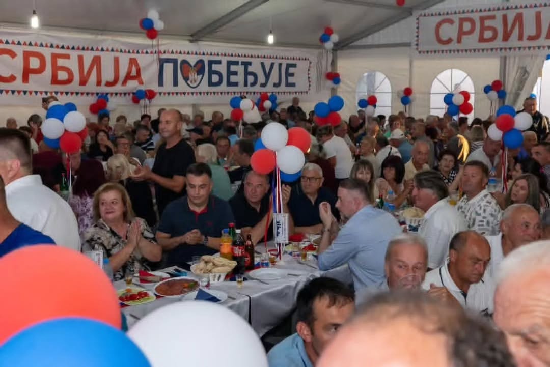 Na dan najveće tragedije u Pranjanima, naprednjaci orgijali pod šatrom 4 Велико народно весеље у Прањанима.Србија побеђује🇷🇸🇷🇸🇷🇸 @vladimirmiciccc @sarapavkov.off 3